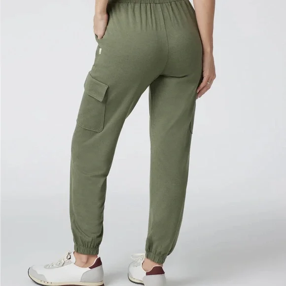 Vuori Women’s Boyfriend Cargo Joggers Dark Metal NWT - Picture 3 of 4